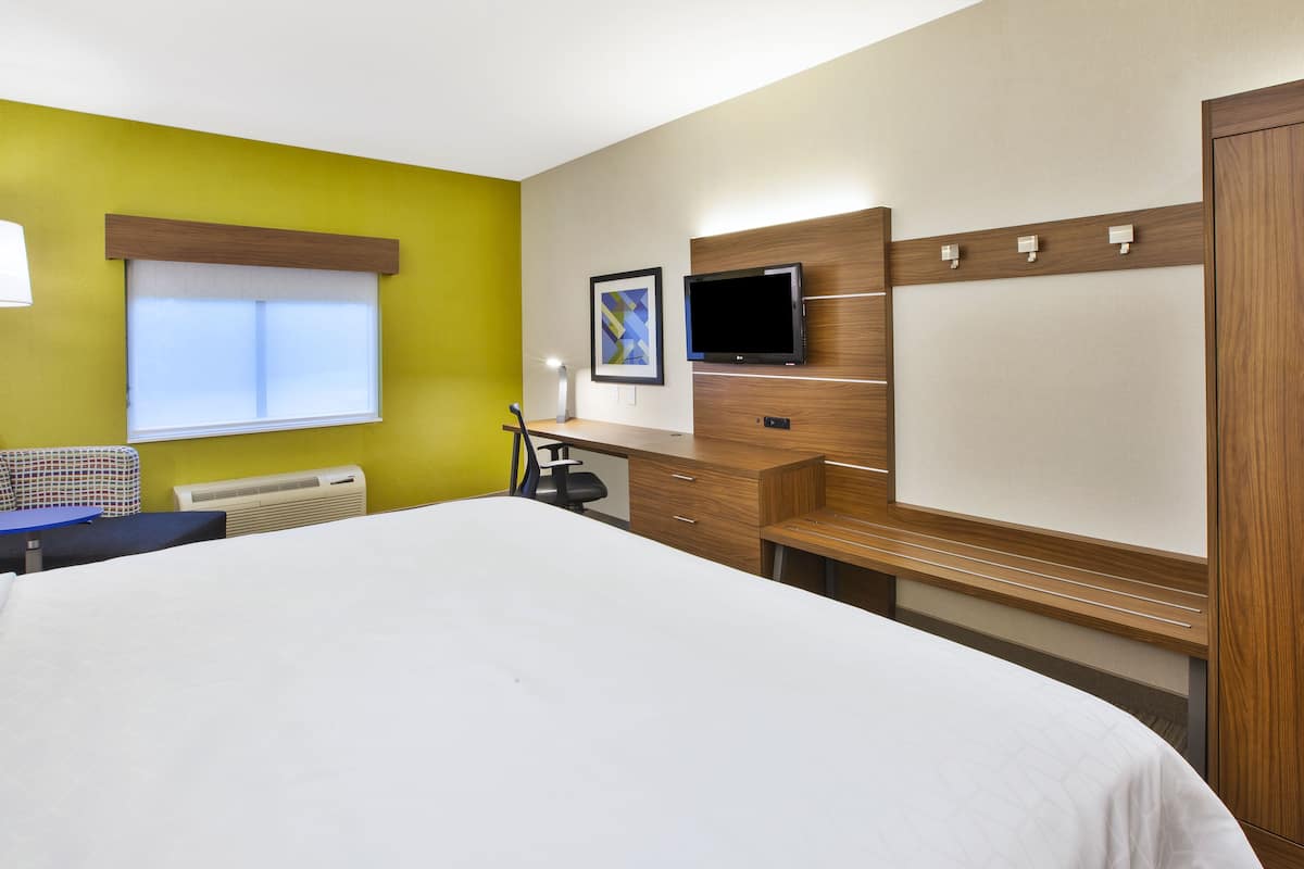 Standard Room, 1 King Bed | Down duvets, pillow-top beds, in-room safe, desk