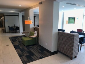 Lobby sitting area - Holiday Inn Express Hotel & Suites Rochester - Victor by IHG (Victor)