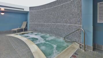 Piscine couverte, accÚs possible de 06 h 00 à 22 h 00, chaises longues