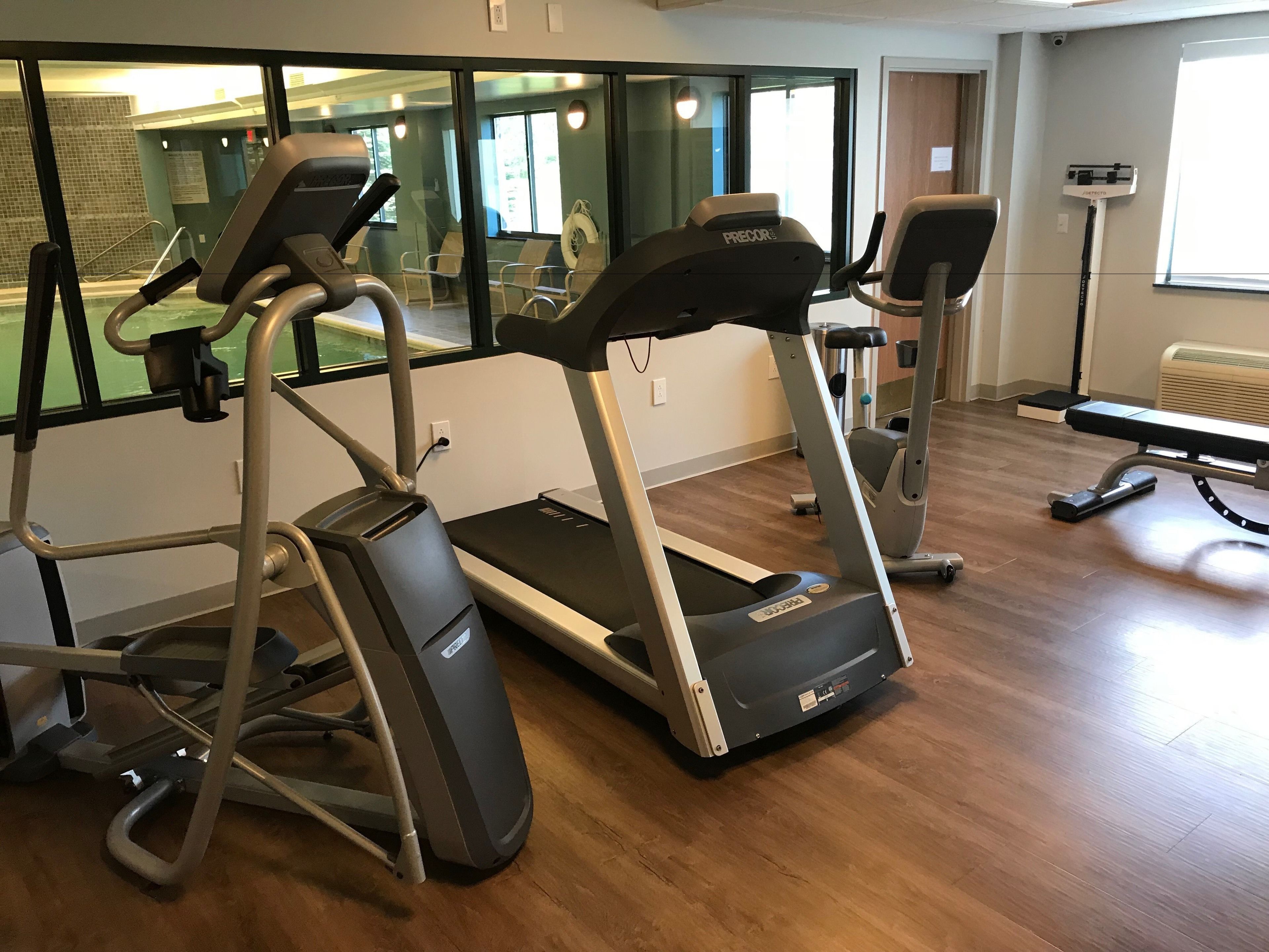 Ein Fitnessraum mit Laufbändern und Trainingsgeräten.