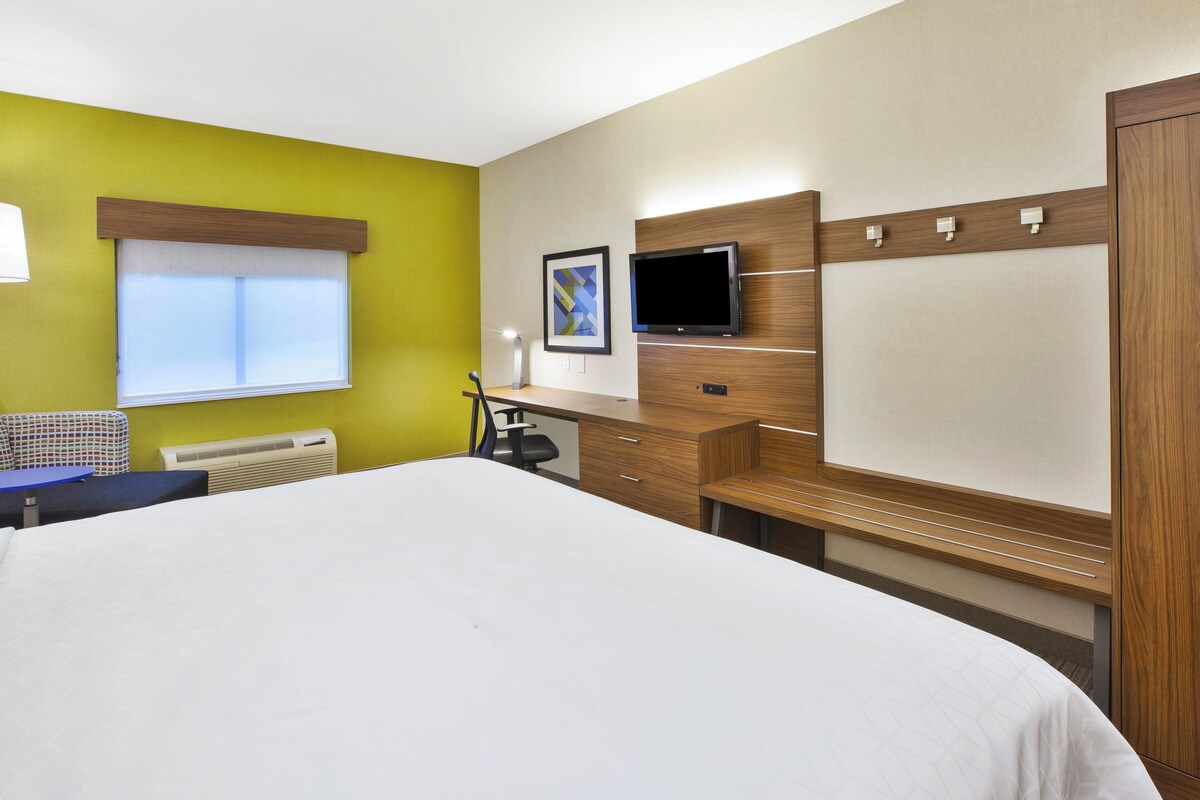 Standard Room, 1 King Bed | Down comforters, pillowtop beds, in-room safe, desk