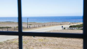 Standard Room, 1 King Bed, Ocean View | Beach/ocean view