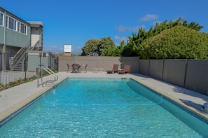 Piscina stagionale all'aperto, lettini