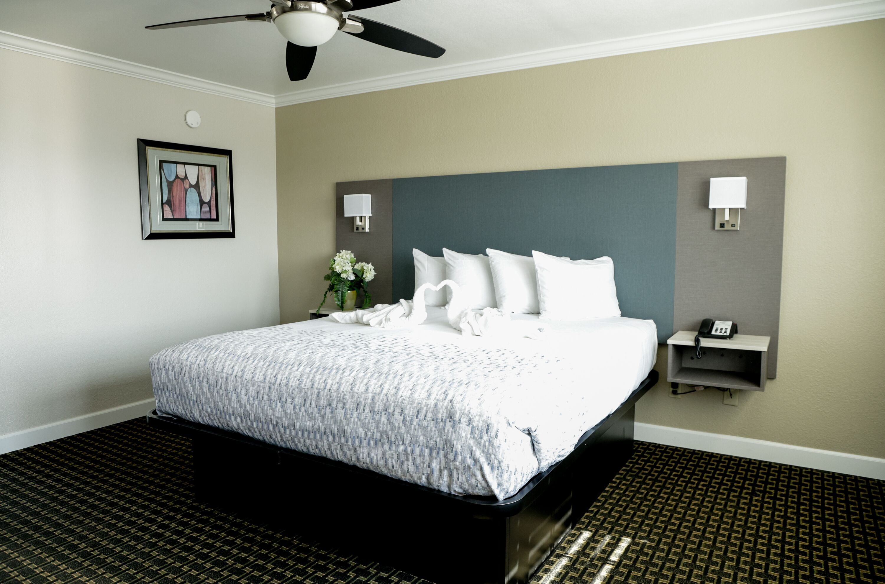 Standard Room, 1 King Bed | Room amenity