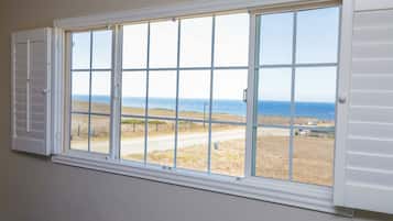 Standard Room, 1 King Bed, Ocean View | Room amenity