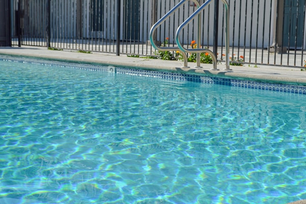 Piscina a l'aire lliure de temporada (horari: 09:00-21:00) i gandules