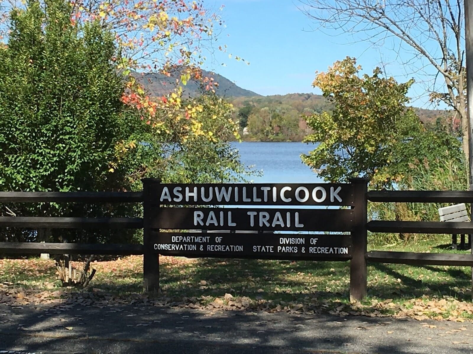 Segnaletica per AshuWillTicook Rail Trail, Dipartimento della Conservazione e del Tempo Libero, Parchi Statali e Ricreazione.