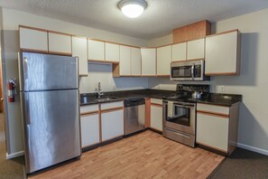 Microwave, oven, stovetop, dishwasher - The Central Downtown Inn & Suites (Pittsfield)
