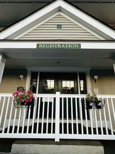 The Central Downtown Inn & Suites