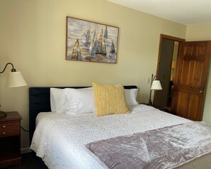 King Interior Suite - 1 King Bed with 1 Sofa bed - No pets allowed | Individually furnished, iron/ironing board, cribs/infant beds - The Central Downtown Inn & Suites (Pittsfield)