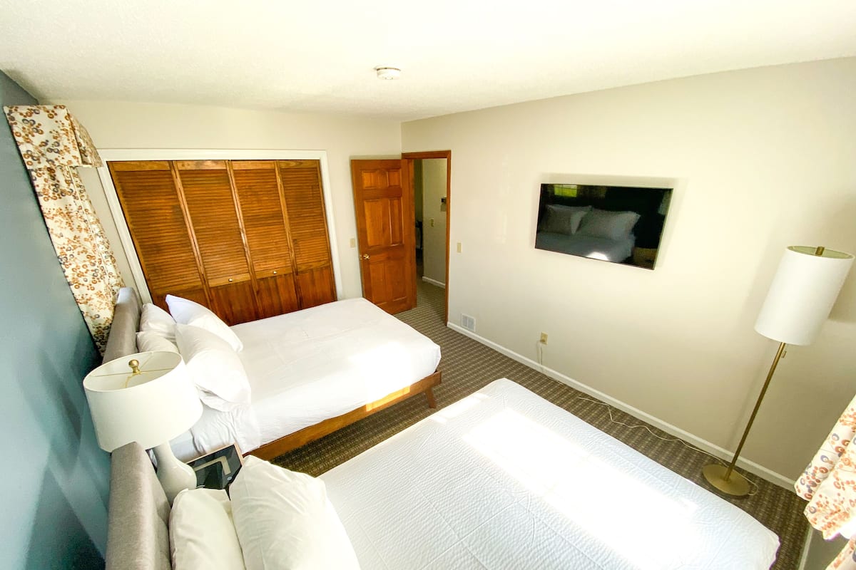 Deluxe Double Suite- NO PETS ALLOWED | Individually furnished, iron/ironing board, cribs/infant beds