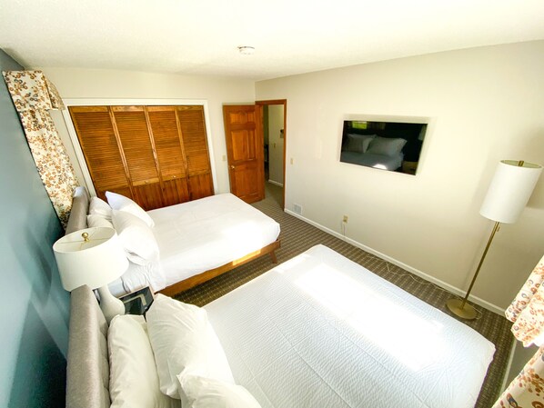 Deluxe Double Suite- NO PETS ALLOWED | Individually furnished, iron/ironing board, cribs/infant beds - The Central Downtown Inn & Suites (Pittsfield)