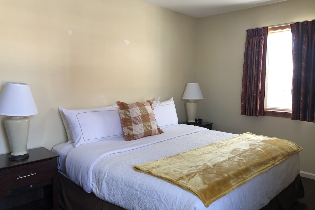 King Corner Suite - 1 King Bed with 1 Sofa bed - No pets allowed | Individually furnished, iron/ironing board, cribs/infant beds