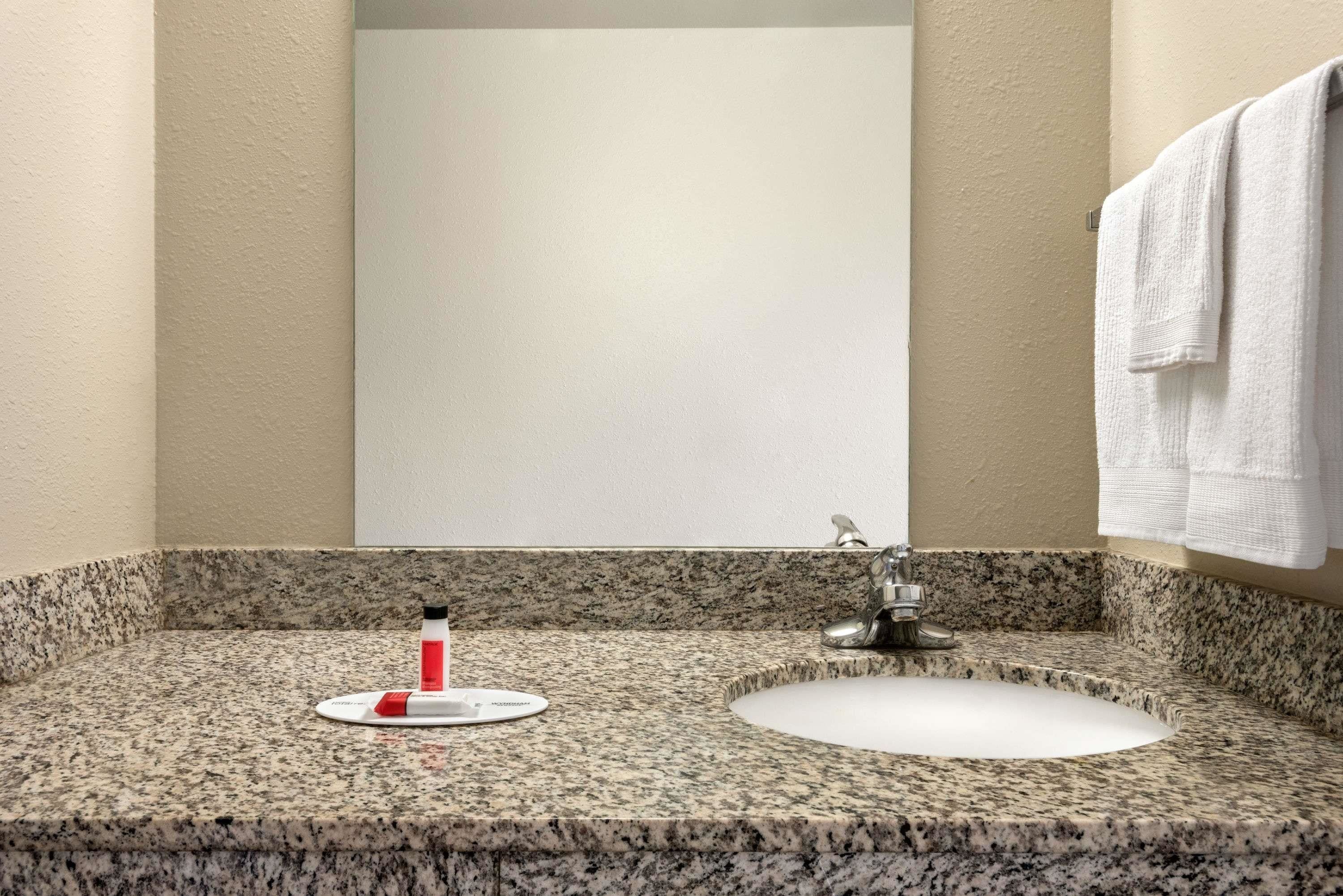 combined shower/bathtub, hair dryer, towels