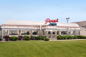 Breakfast, lunch, dinner served; American cuisine - Travelodge by Wyndham Missouri Valley (Missouri Valley)