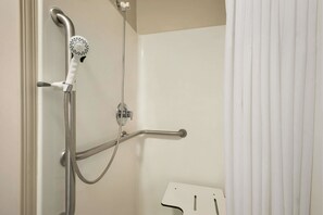 Zimmer, 2 Queen-Betten, barrierefrei, Nichtraucher | Badezimmer | Duschwanne, Haartrockner, Handtücher