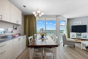 Apartamento estándar, 1 habitación, vistas parciales al mar | Zona de estar | Una televisión de pantalla plana, un reproductor de DVD