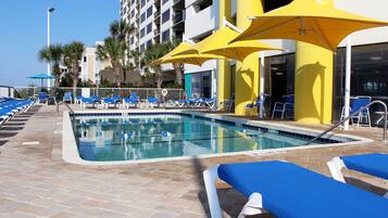 Innenpool, AuĂenpool, Sonnenschirme, LiegestĂŒhle