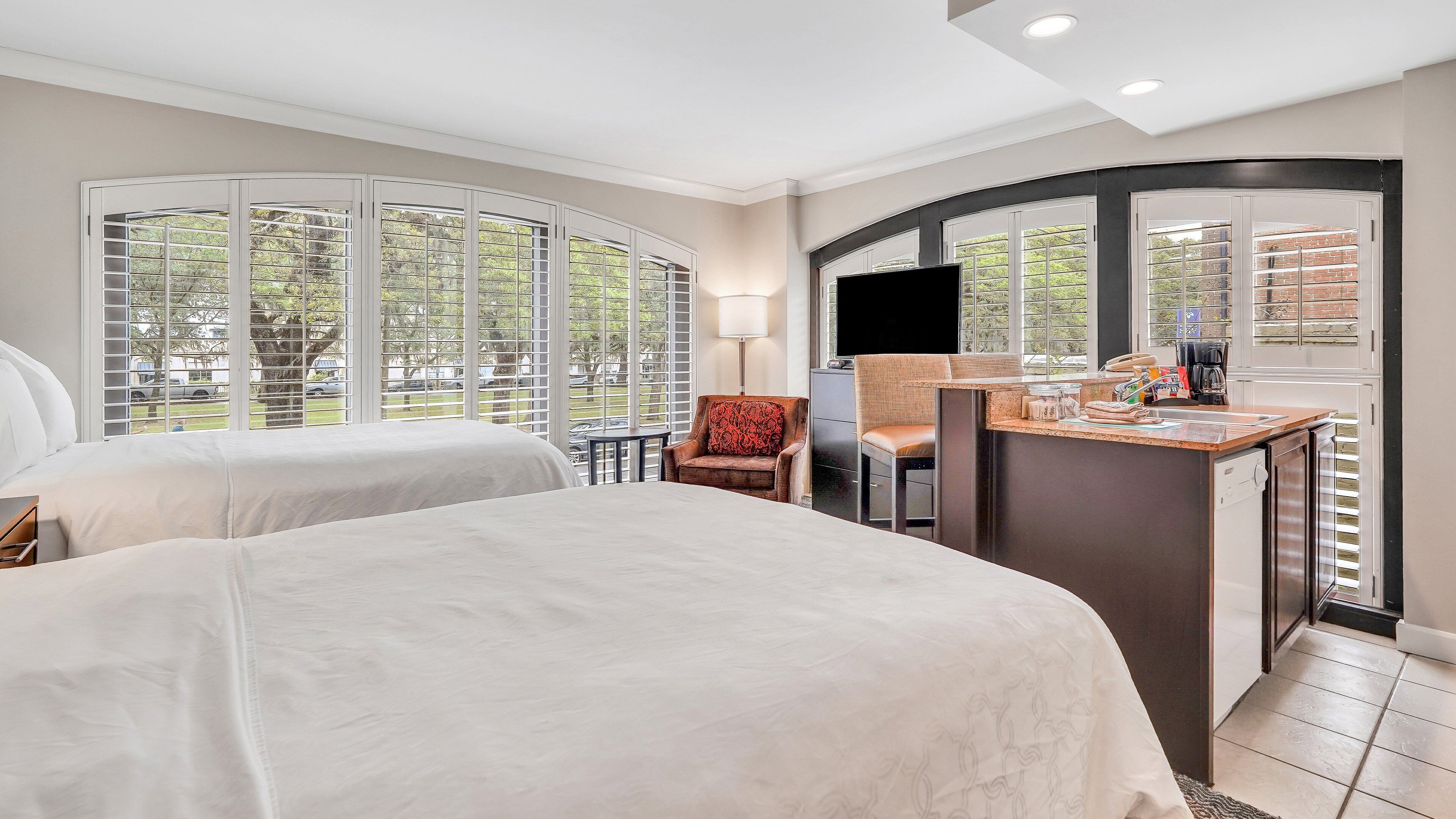 Studio Suite, 2 Double Beds, Kitchen, City View | Iron/ironing board, free cribs/infant beds, free WiFi, bed sheets