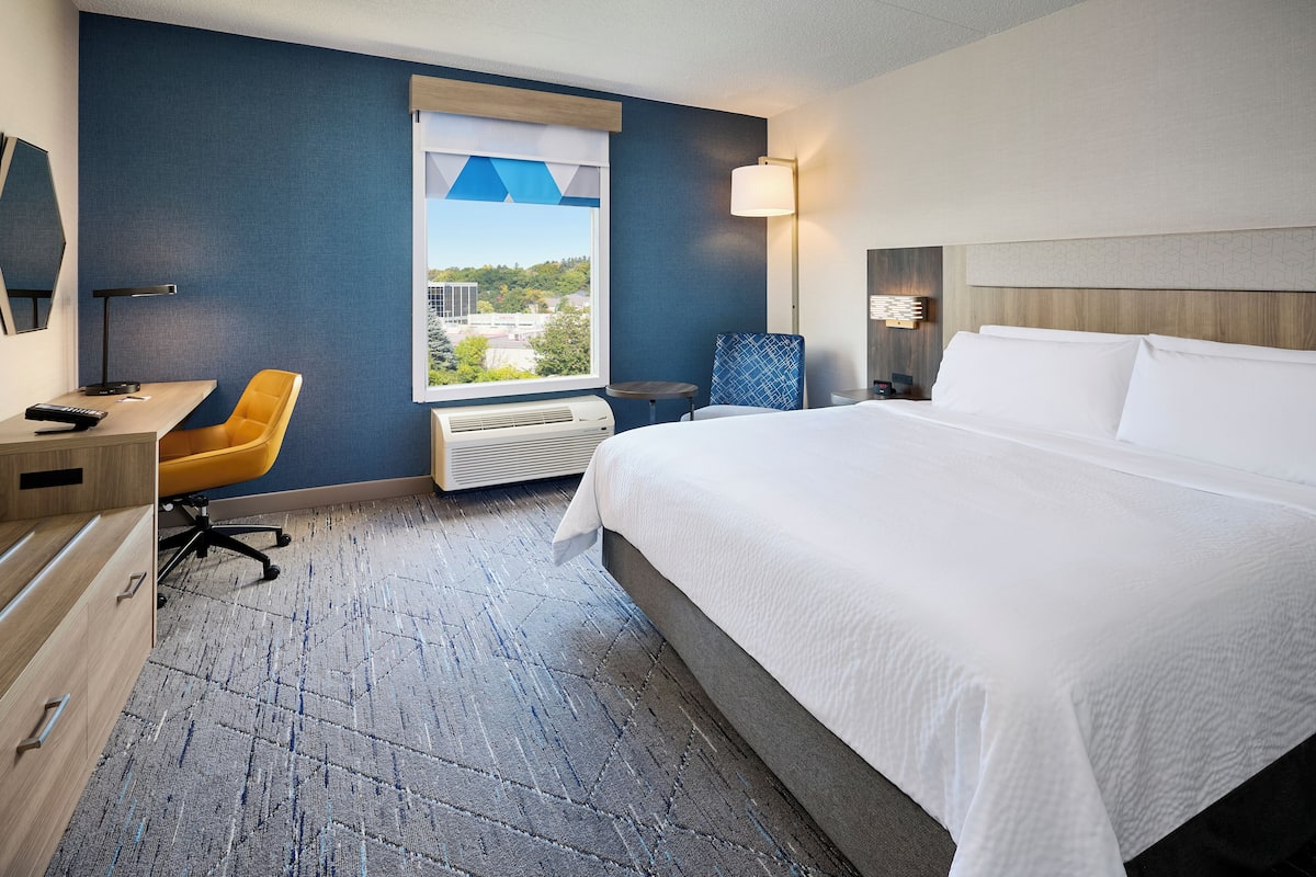 Premium bedding, in-room safe, desk, laptop workspace