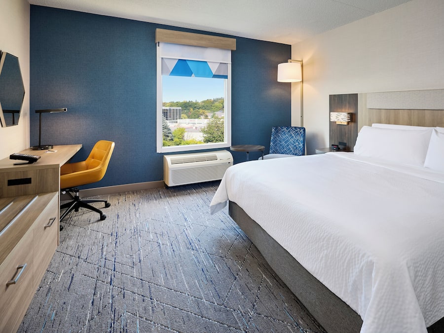 Premium bedding, in-room safe, desk, laptop workspace