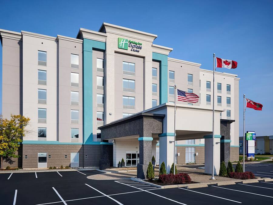 Holiday Inn Express -hotelli, jossa on pysäköintialue ja kaksi lippua.