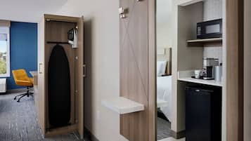 Premium bedding, in-room safe, desk, laptop workspace