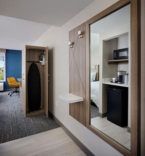 Ylelliset vuodevaatteet, tallelokero huoneessa, työpöytä