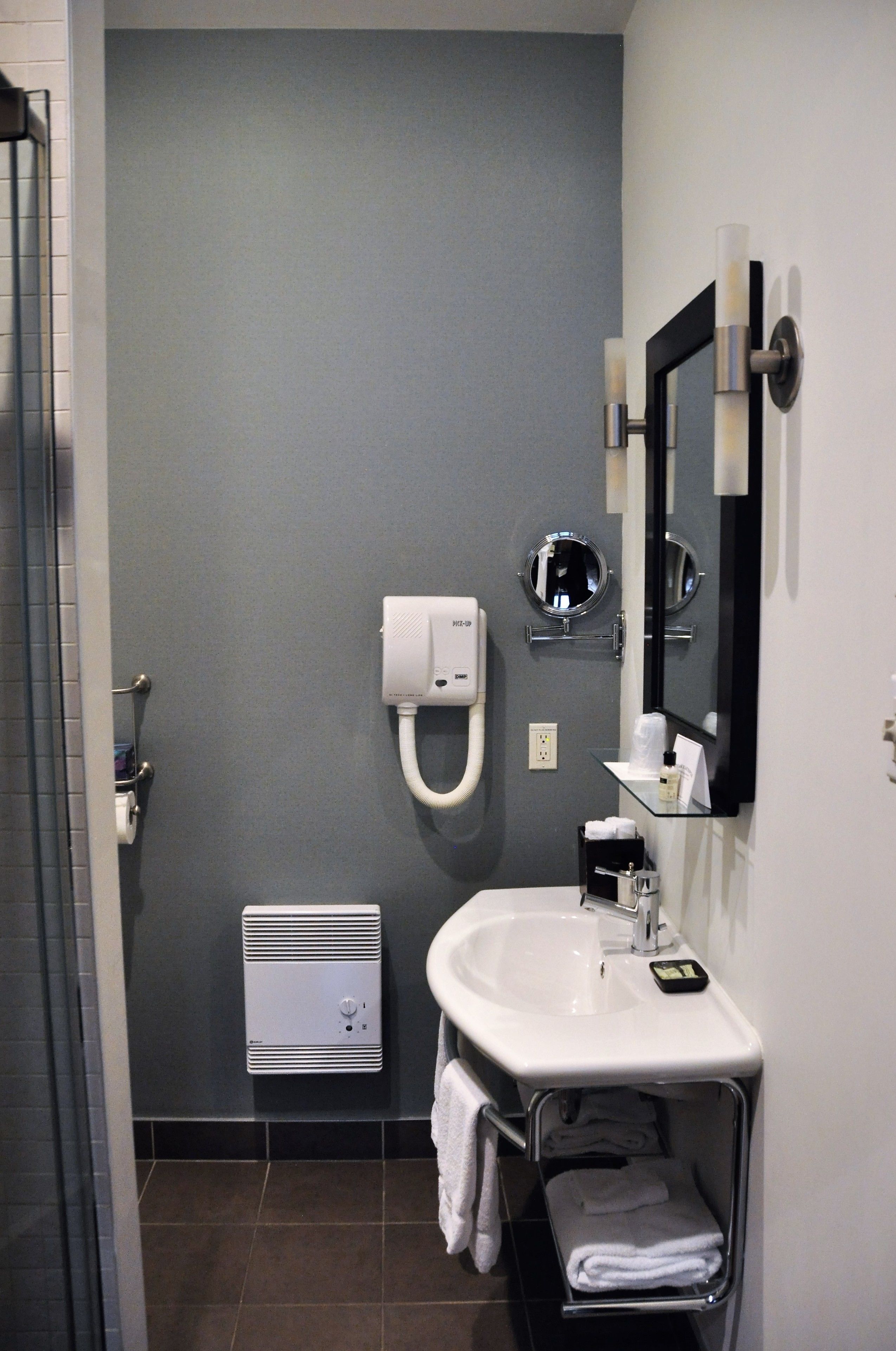 deluxe room | bathroom | shower, rainfall showerhead, free toiletries, hair dryer