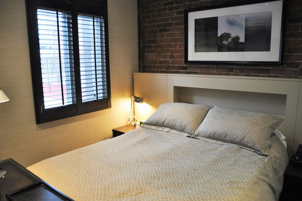 deluxe room | down duvets, in-room safe, desk, soundproofing