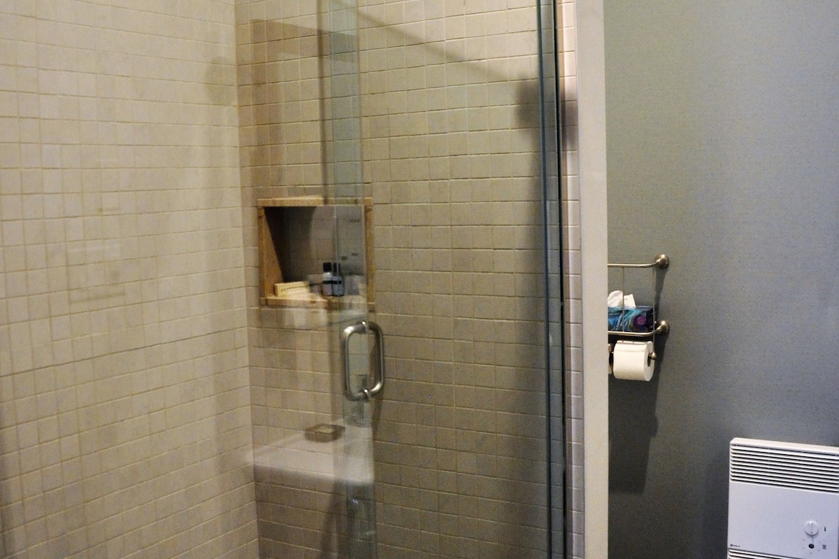 deluxe room | bathroom | shower, rainfall showerhead, free toiletries, hair dryer