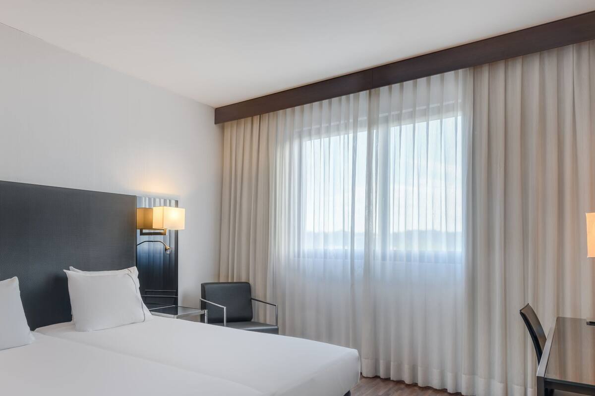 Habitación estándar, 2 camas individuales | Ropa de cama de alta calidad, minibar, caja fuerte y escritorio