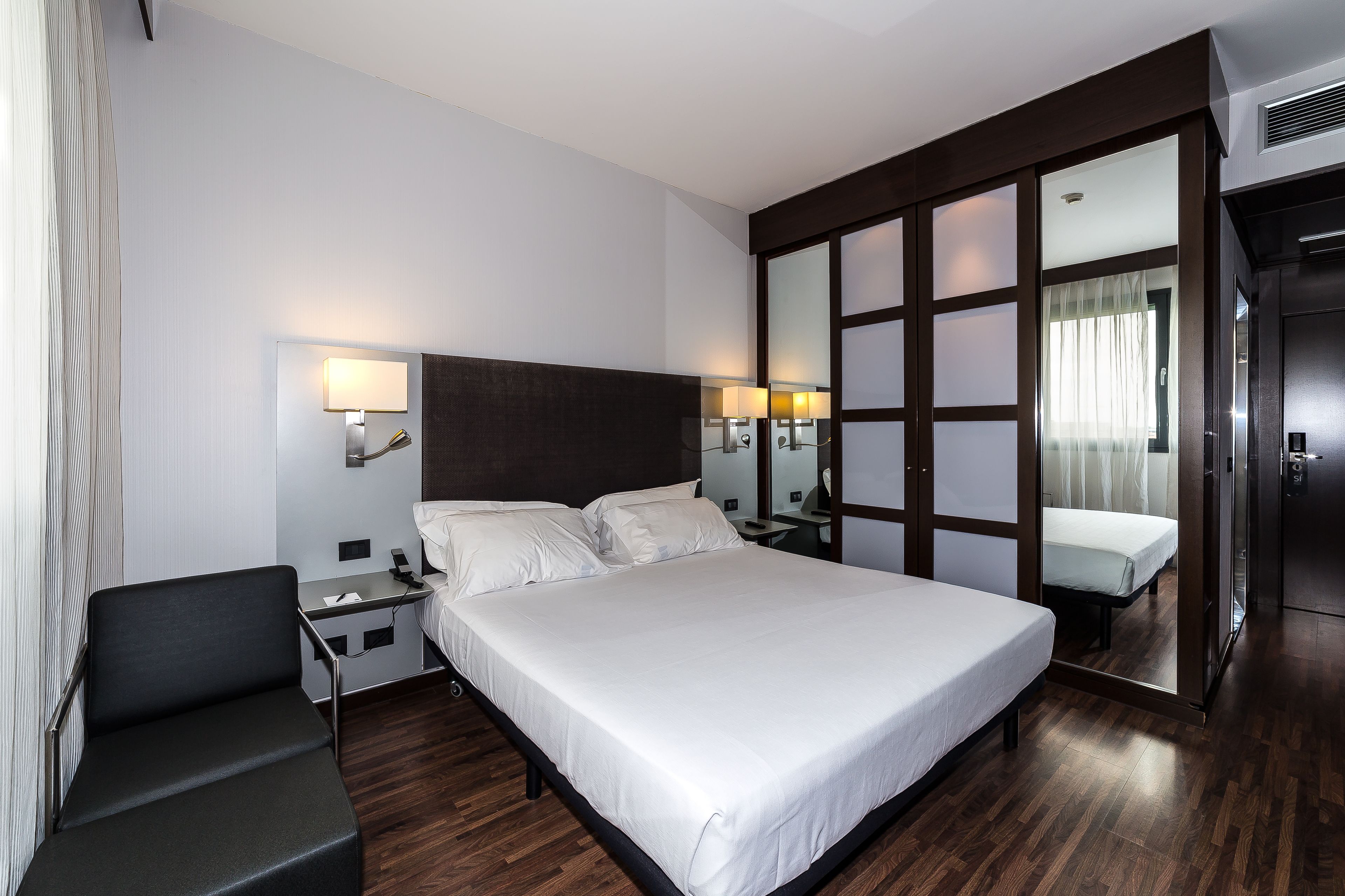 standard room, 1 king bed | premium bedding, minibar, in-room safe, desk