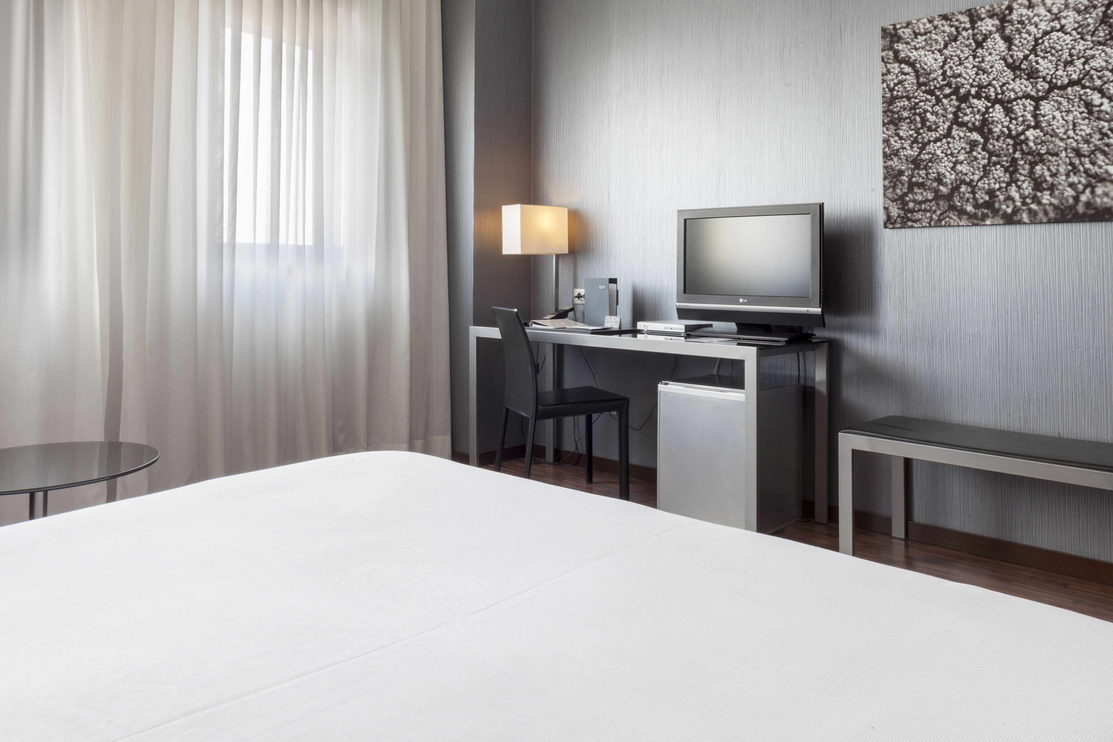 standard room, 1 king bed | premium bedding, minibar, in-room safe, desk