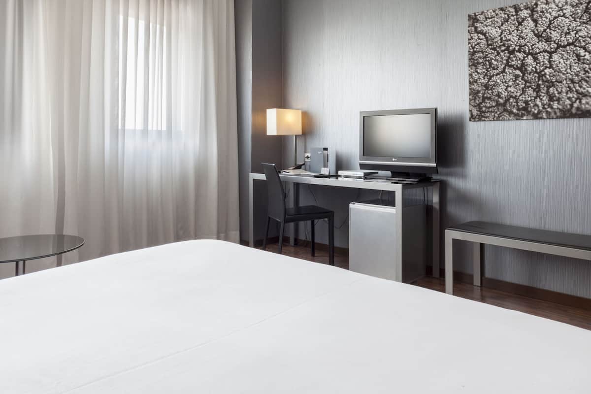 standard room, 1 king bed | premium bedding, minibar, in-room safe, desk