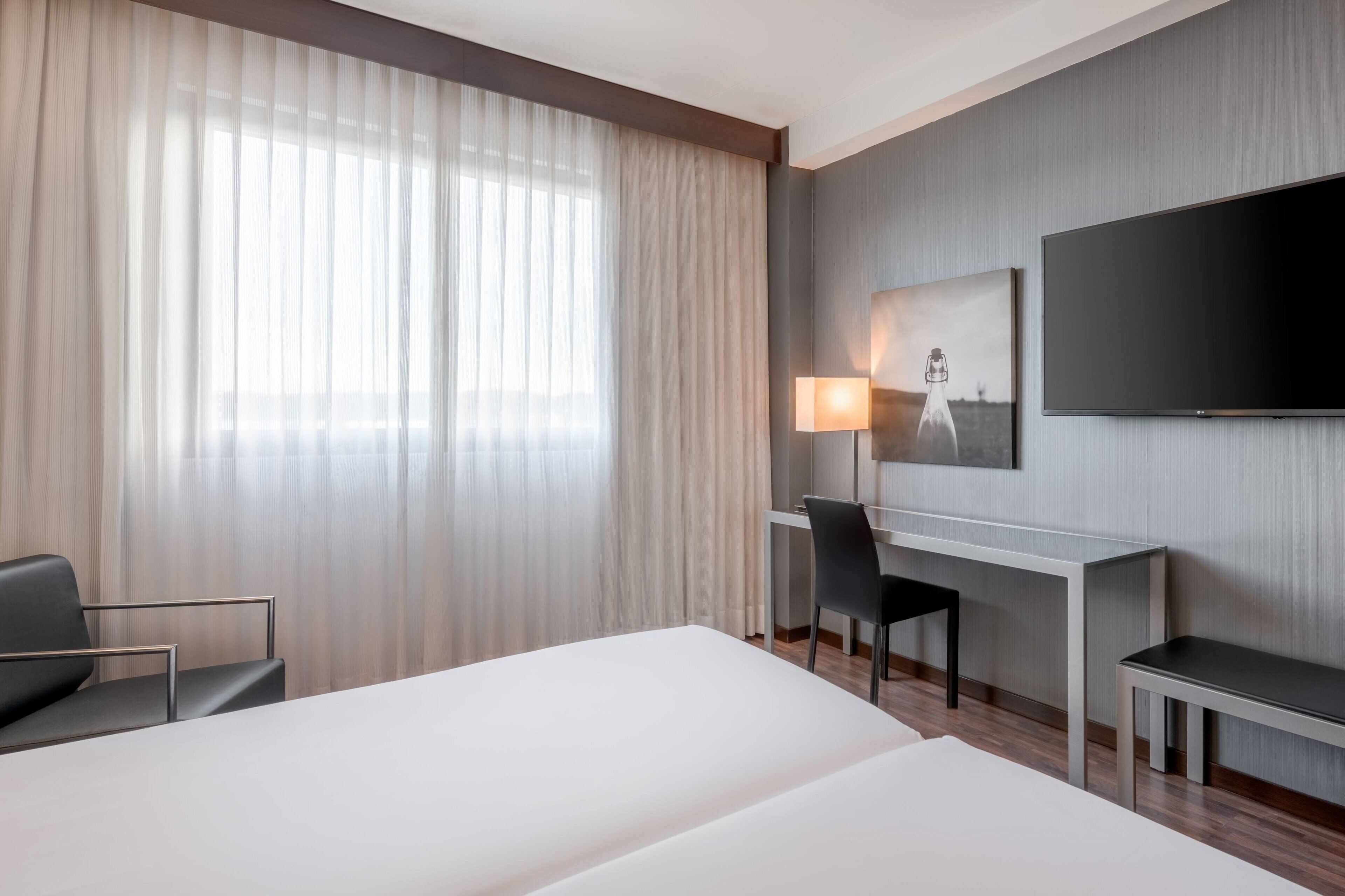 Standard Room, 2 Single Beds | Premium bedding, minibar, in-room safe, desk