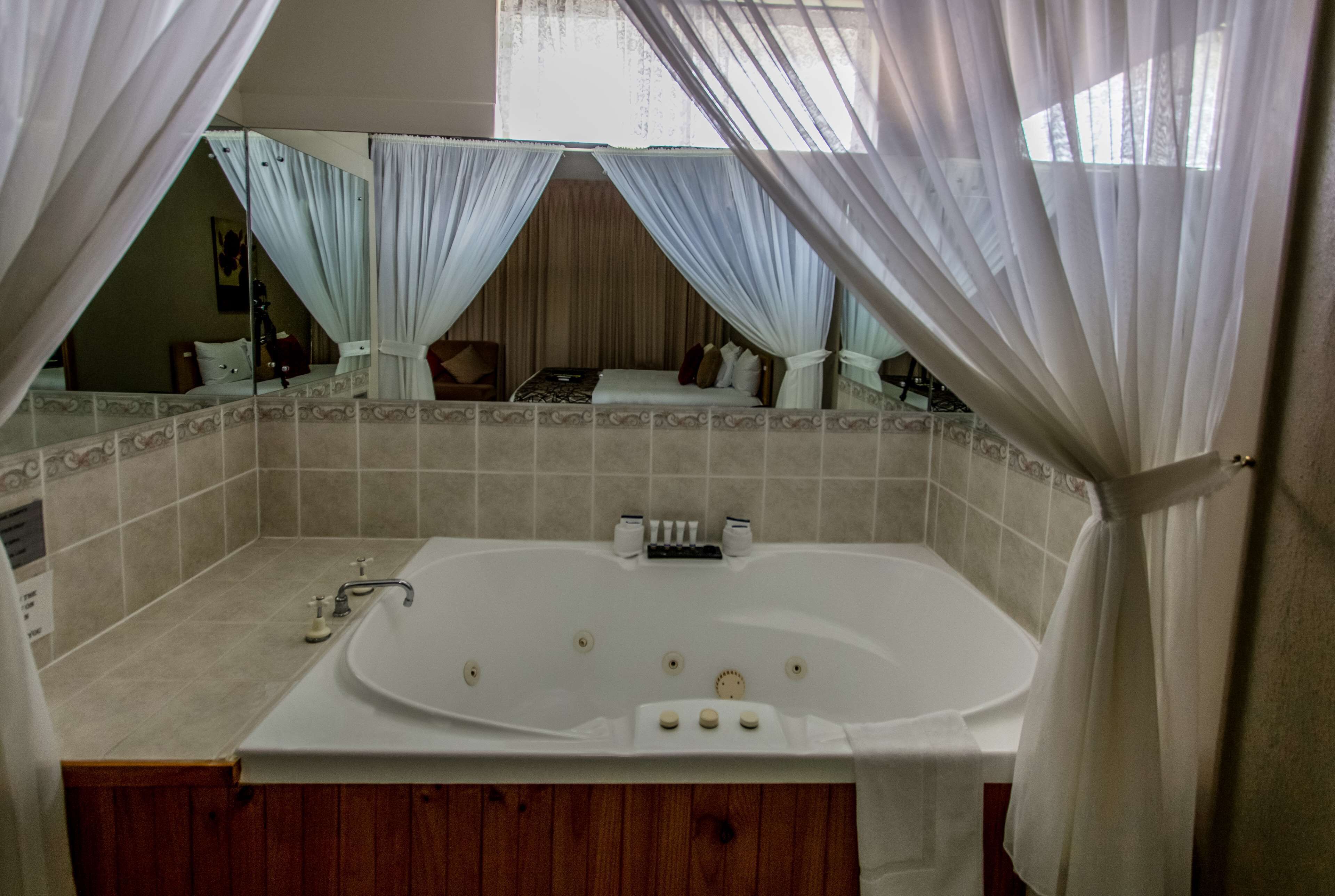 executive room, 1 king bed, non smoking (walk-in shower;larger room) | jetted bathtub