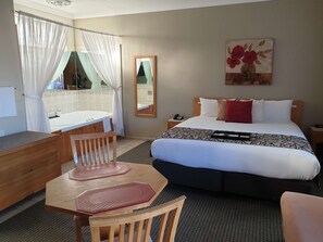 Executive Room, 1 King Bed, Non Smoking (Walk-in Shower;Larger Room)