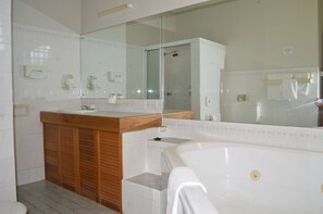Executive Room, 1 King Bed, Non Smoking (Walk-in Shower;Larger Room) | Jetted bathtub - Best Western Endeavour Motel (East Maitland)