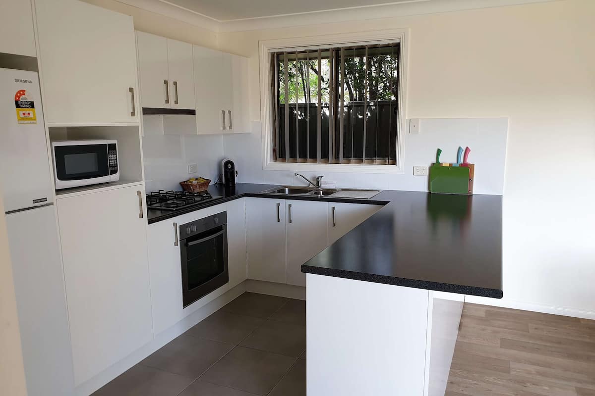 standard villa, multiple beds, non smoking, kitchen (walk-in shower, full kitchen) | private kitchenette | mini-fridge, microwave, coffee/tea maker, electric kettle