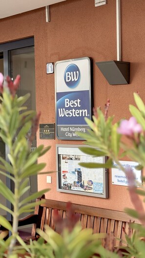 Señal de hotel para Best Western Hotel Nürnberg City West, con una placa que indica una calificación superior.