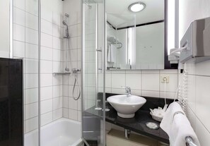 Douche, articles de toilette gratuits, sèche-cheveux