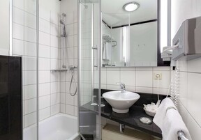 Ducha, artículos de tocador gratuitos, secador de pelo, toallas