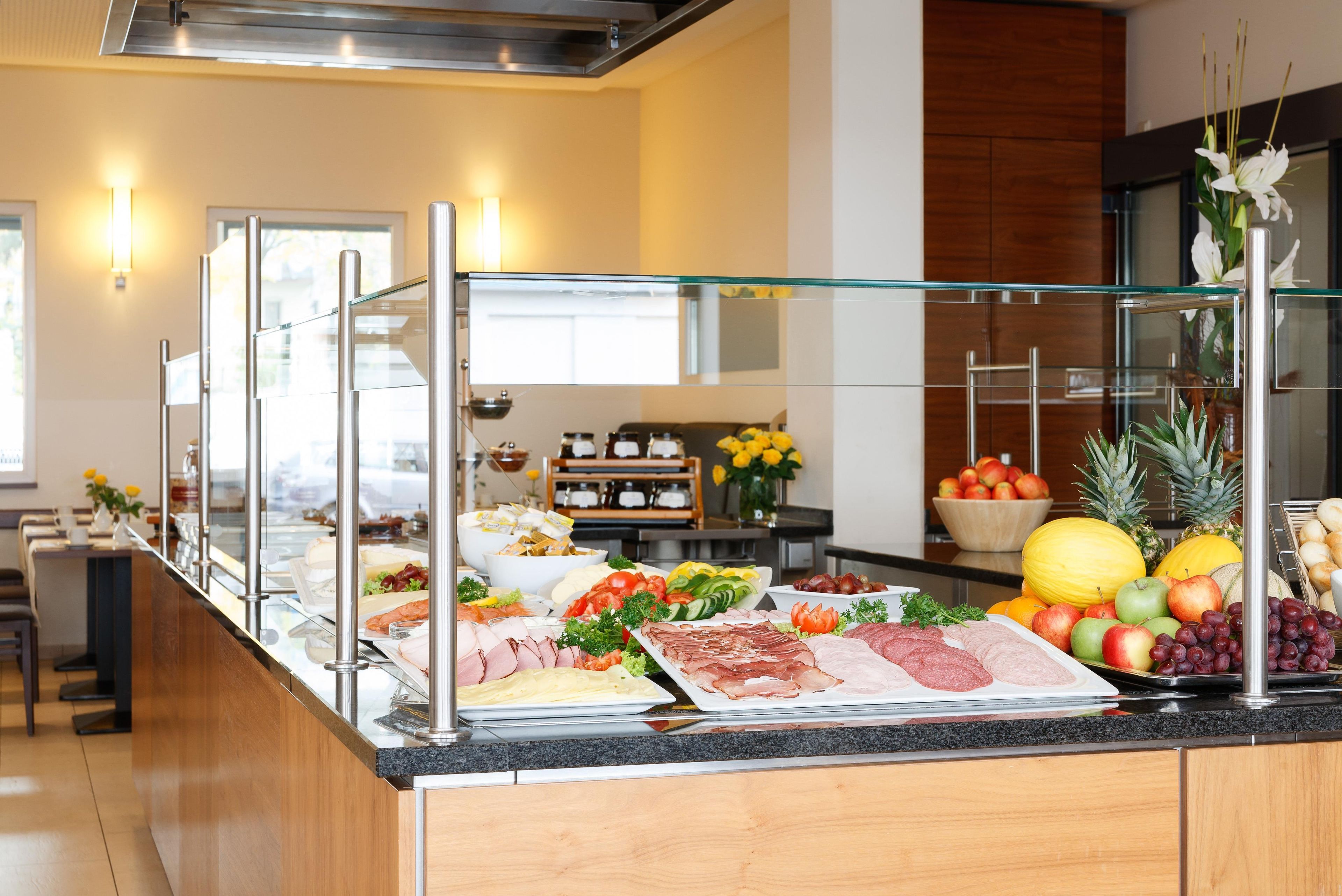 Un buffet con diversi cibi e una vetrina.