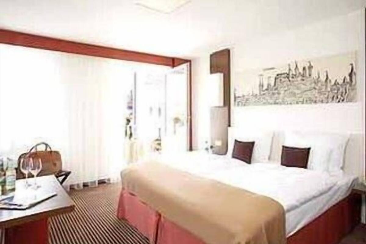 1 bedroom, hypo-allergenic bedding, in-room safe, desk