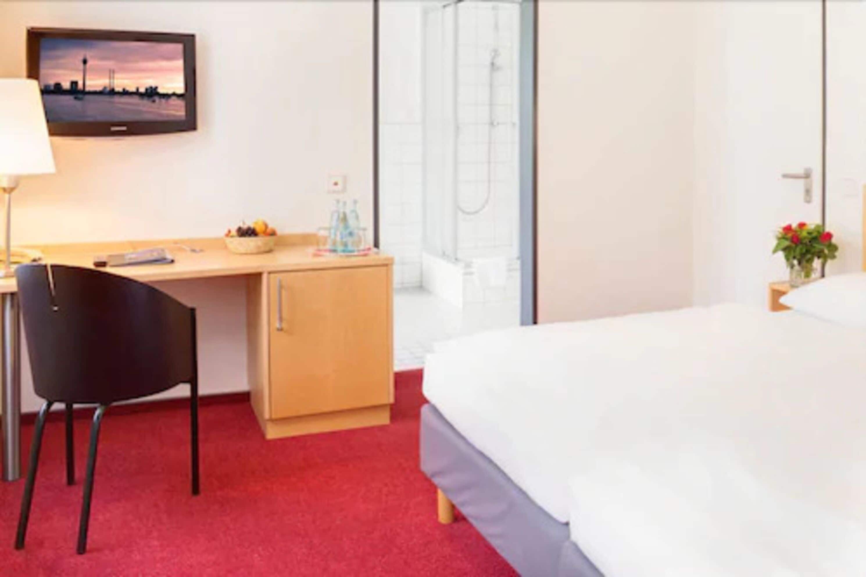 Habitación doble | Escritorio, tabla de planchar con plancha, ropa de cama