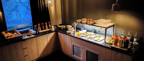 Dagelijks ontbijtbuffet (EUR 12.00 per persoon)