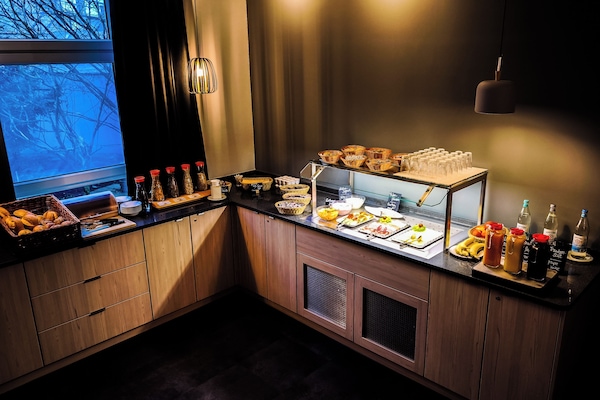 Café da manhã com buffet todos os dias (EUR 12.00 por pessoa)