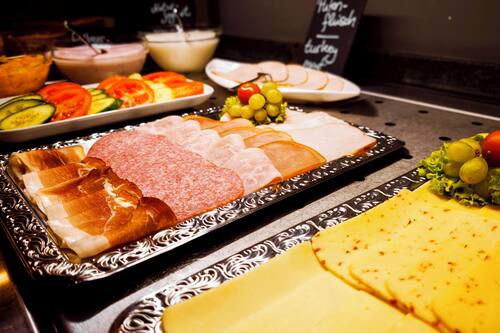 Se ofrece un desayuno bufé todos los días (por un coste adicional)
