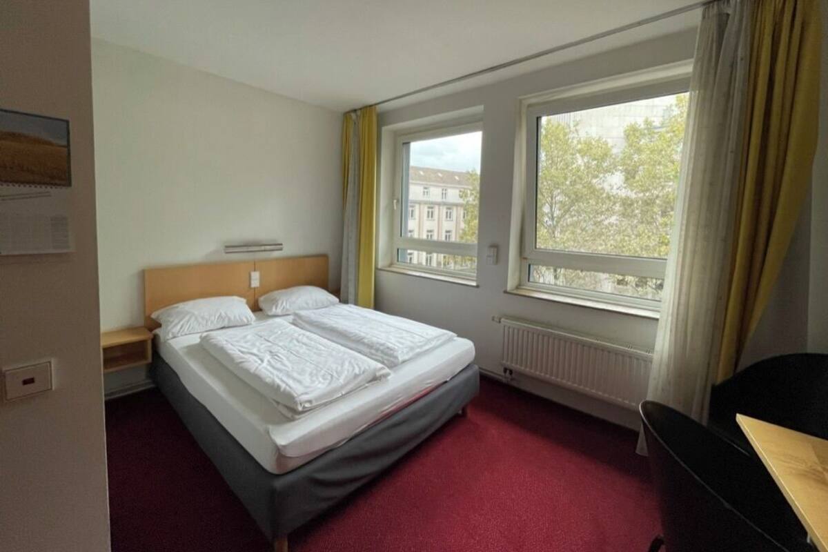 Enkeltrom – comfort | Skrivebord, strykejern/-brett og sengetøy